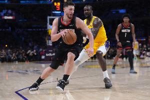 申京常规赛面对艾顿防守10中9得20分9助 系列赛至今11中4