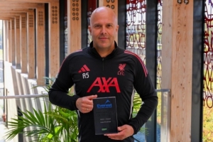 官方：斯洛特获得英格兰联赛教练协会颁发的周最佳表现奖