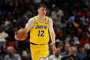 连续低级失误！美媒：拉拉维亚NBA最菜！解说都直呼其为黄油手