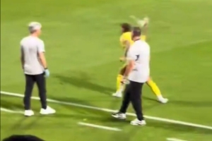 马卡：前巴萨后卫伊尼戈与胜利主帅热苏斯爆发争执，前者怒摔水瓶