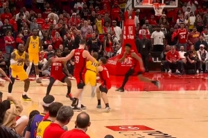 机灵的老头！肯纳德遭遇包夹 詹姆斯在旁及时喊停解围&雷迪克点赞