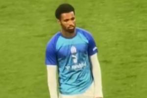 大变样！19岁恩瓦内里蓄起胡子，赛前热身时显得有些心不在焉