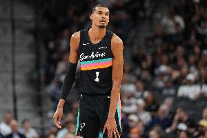 文班亚马生涯前三场季后赛三项命中率达56.1/54.5/88.2% 历史最高