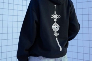 不是中国风吗？T1新周边衣服被吐槽：请你不要到处（）；一会儿说老中敏感了