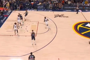 屋漏偏逢连夜雨！纳兹·里德被小哈达威踩到出现崴脚 走回更衣室