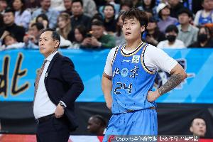 京媒：阵容齐整的首钢在第四节惹不起 上来就碰广东真是非常不错