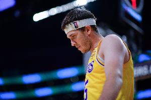 16中3！美媒提醒：里夫斯休赛期有资格和湖人5年2.41亿续约