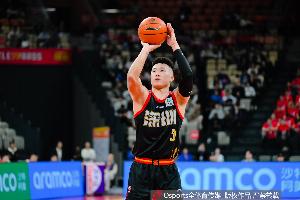 内外开花！贺希宁半场7中5拿到14分 三分5中3