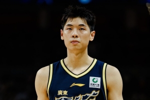 毫无手感！崔永熙半场4中0未得分 仅拿1篮板1助攻