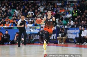 顶不住！高诗岩半场8投仅2中拿到7分3助 正负值-23