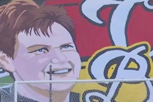 泪奔！荷兰球队为在洗衣部门工作了27年的阿姨举办退役仪式