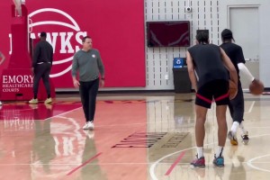 这就是老将作用！希尔德训练中教老鹰状元里萨谢运球投篮技巧~