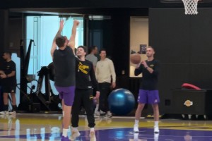 恢复顺利？东契奇今天参加了投篮训练，暂时只能单脚发力~