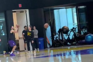 希望早日回归！东契奇训练随手飙进一记三分~