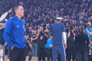 亚历山大从女主持人手中接过年度最佳关键球员奖杯，队友在旁起哄