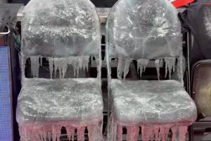 这么帅的？说唱歌手Drake今晚在猛龙主场的定制座位