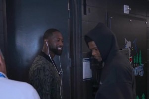 分位传承！韦德和爱德华兹赛前在球员通道拥抱寒暄