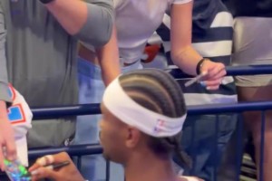 相当宠粉亚历山大赛前与球迷一一击拳、送签名