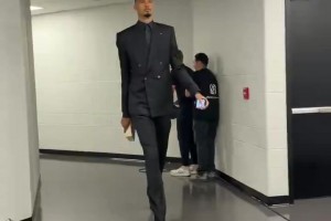 这压迫感太足了！文班这一身黑西装，静态天赋太吓人了！