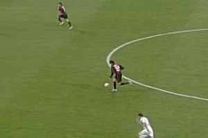 从中场起速，根本没人拦得住！卡卡把欧冠赛场踢成自家庭院