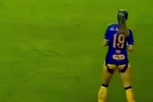 国外球迷：这位女球员是故意的吗？