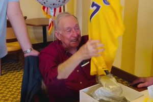 暖心❤️95岁的东契奇老球迷收到了卢卡本人寄来的亲签球衣！！