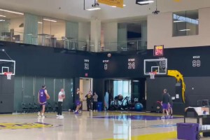 感觉还得休一阵东契奇最新投篮训练，感觉腿还不敢发力啊！