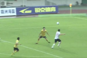 球员自己都乐了！中冠赛场上演山寨版“上帝之手”相关视频