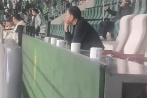 国安究竟怎么了？实拍：周金辉赛后久坐工体陷入沉思