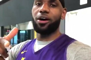 这是5年前的詹姆斯！那是胡子还没发白，看起来真年轻啊！