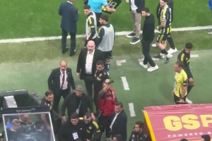 原地气炸！实拍：埃德松被罚下后还击打了VAR显示屏！