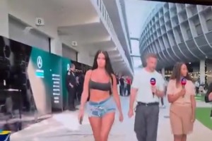 摄影师分心！天空体育主持在直播时窜出一个大美女，镜头都被带走