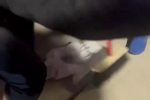 大批尼克斯球迷在场外疯狂庆祝，拿出扫把扫一件76人T恤
