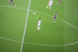 上半场0-2落后！维尼修斯场上散步引发皇马球迷不满