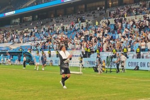 山东泰山客场战胜深圳新鹏城，泰山队赛后谢场