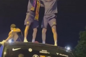 还会散烟！什琴斯尼在夺冠游行上吸“电子烟”还顺便发烟~