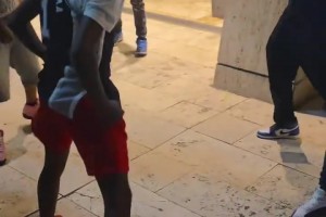 输不起？纽约球迷逮住一位现场刺蜜将其身上文班球衣撕碎！
